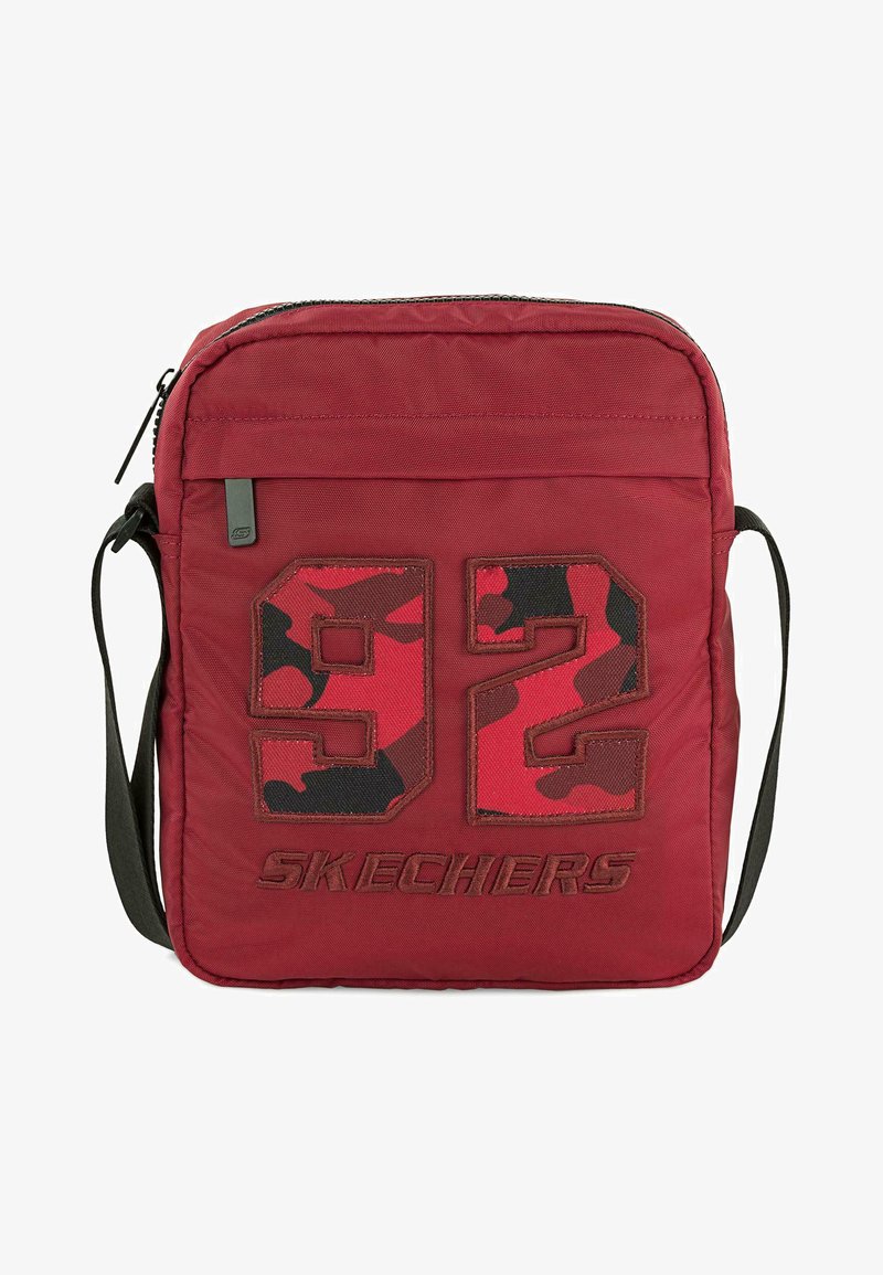 Bolso de hombro de tela roja con cierre de cremallera, que presenta un gran estampado de camuflaje con el "92" y el logotipo de "SKECHERS". Incluye una correa ajustable negra.