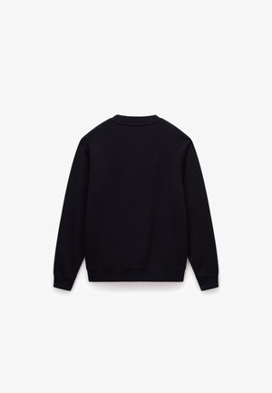 Schwarzer Pullover mit Rundhalsausschnitt, langen Ärmeln, gerippten Bündchen und einem gerippten Saum. Glatte Textur, keine Muster oder Akzente sichtbar.