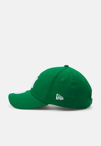 Zelena pamučna baseball kapa s zakrivljenim vizirima, s bijelim izvezenim logotipom na prednjoj i bočnoj strani, te ventilacijskim rupama na vrhu.