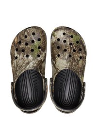 Sabots camouflés avec des accents gris foncé, dotés de trous de ventilation et d'une semelle intérieure texturée pour le confort. Matériau en caoutchouc, forme galbée.