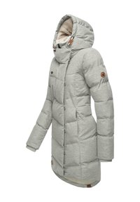 Pufota pelēka parka ar kažokādas oderi kapuces, pogu un rāvējslēdzēju aizdari, sānu kabatām un dekoratīvām brūnām akcents uz piedurknēm.