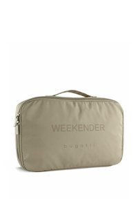 Sac de voyage beige à fermeture éclair en tissu texturé, avec une poignée supérieure, et les inscriptions « WEEKENDER » et « bugatti » imprimées en brun foncé subtil.