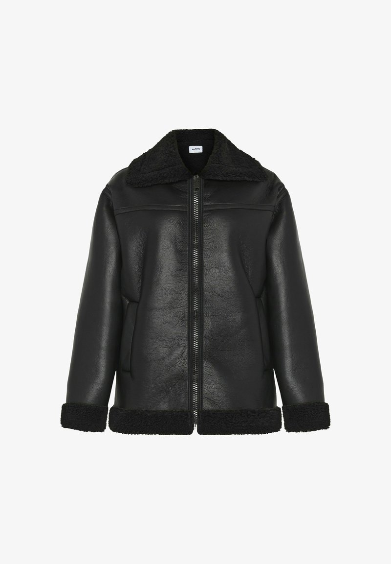 Juodas dirbtinės odos švarkas su avikailio apykakle, rankogaliais ir apatine dalimi, su priekiniais užtrauktukais ir dviem šoniniais kišenėmis.