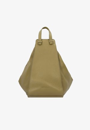 Leren schoudertas in olijfgroen met een gestructureerde driehoekige vorm. Bevat twee korte handvatten en zichtbare stiksels langs de randen.