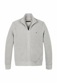 Maglione grigio a coste con zip frontale, colletto rialzato e maniche lunghe. Presenta un piccolo logo sul lato sinistro del petto.
