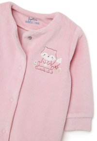 Roze fleecedonsie met een vosontwerp en geborduurde tekst "knuffelclub." Drukknoopjes en ribgebreide manchetten. Zachte textuur. Geschikt voor baby's.
