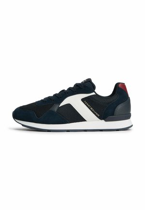 Baskets décontractées pour homme en noir avec bande blanche latérale, accent rouge au talon, fermeture à lacets et logo de la marque sur le panneau latéral.
