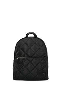 Zaino in nylon trapuntato nero con parte superiore arrotondata, tasca frontale con zip e manico in tessuto. Presenta un sottile dettaglio del logo sul davanti.