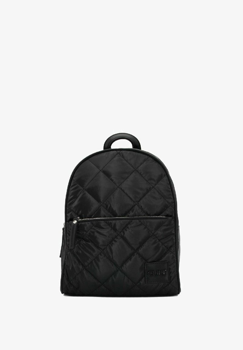 Zaino in nylon trapuntato nero con parte superiore arrotondata, tasca frontale con zip e manico in tessuto. Presenta un sottile dettaglio del logo sul davanti.
