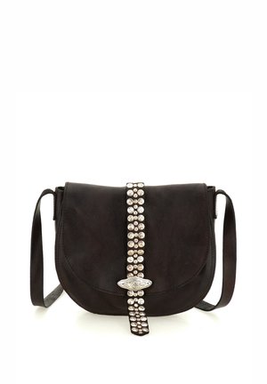 Borsa a spalla in pelle nera con una cinghia centrale decorata con borchie argentate e una fibbia decorativa in argento su sfondo bianco.