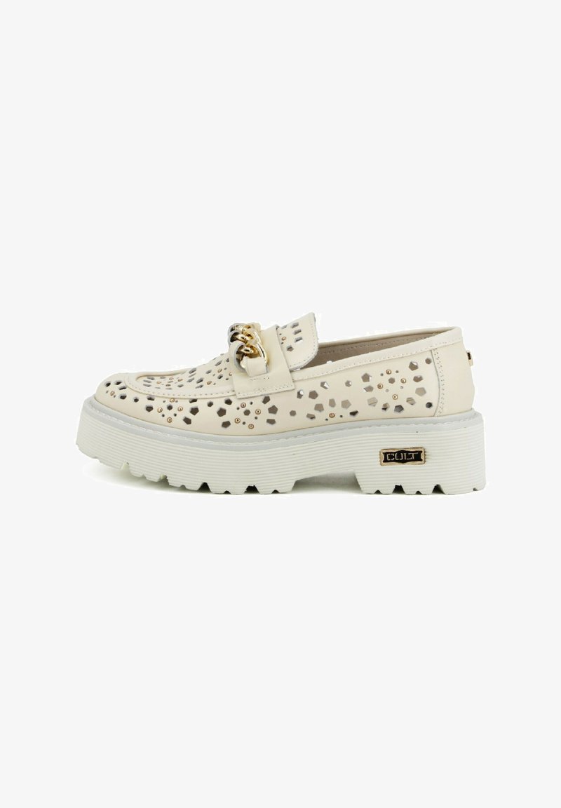 Scarpa slip-on in pelle crema con motivo a intaglio, hardware dorato e suola in gomma bianca. Presenta una soletta imbottita e una tomaia texturizzata.