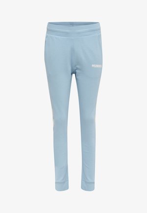 Jasnoniebieskie, dopasowane spodnie dresowe z elastycznym pasem i białym logo "HUMMEL" na górnej części uda.