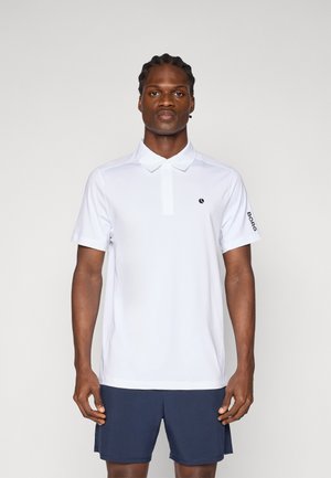 Hvid polo shirt med krave og korte ærmer. Har et lille sort logo på brystet og "BORG" trykt på ærmet.