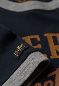 Superdry & Co RINGER WORKWEAR GRAPHIC - Camiseta estampada - eclipse navy athletic grey marl