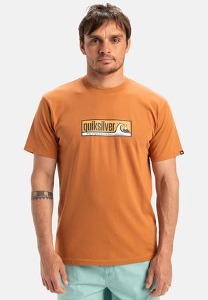 Short-sleeve orange T-shirt in cotton, featuring a Quiksilver logo and mountain wave graphic in black and white. Smooth texture, crew neckline.