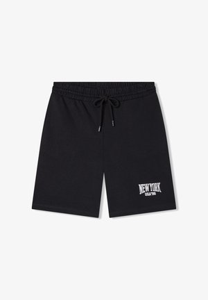 Czarne bawełniane szorty z elastycznym paskiem w talii i sznurkiem do regulacji. Na dolnym lewym boku znajduje się biała haftowana aplikacja z napisem "NEW YORK USA '96".