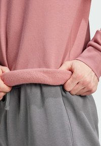 adidas Sportswear M FEELCOZY - Mikina - preloved crimson