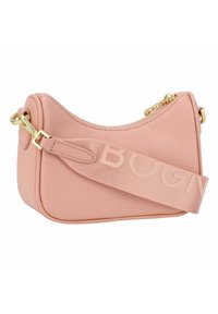 Borsa a tracolla rosa in pelle con forma curvada. Presenta hardware dorato e una larga tracolla stampata con la parola "BOGN." Chiusura con cerniera.