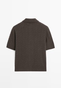 Krótki rękaw sweterkowego polo w ciemnobrązowym kolorze, z wzorem warkocza, teksturowanym wykończeniem i klasycznym kołnierzykiem.