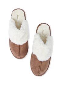 Chausson marron avec un revers en fausse fourrure, intérieur en textile doux et détails de couture contrastants. Forme légèrement arrondie pour le confort.