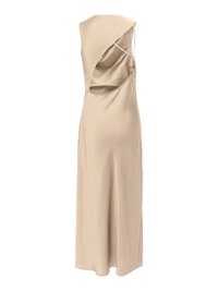 Robe beige sans manches avec capuche, présentant une découpe asymétrique et des fines bretelles dans le dos, s'étirant jusqu'à un long ourlet.