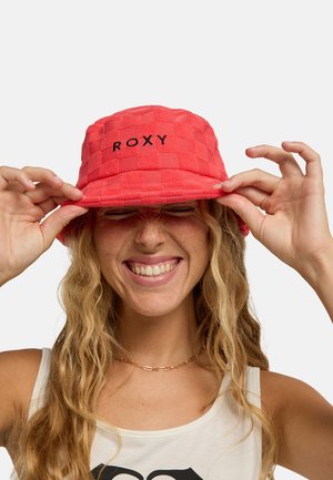 Czerwony kapelusz typu bucket z teksturowanym wzorem w kratkę i haftowanym logo "ROXY" z przodu, wyposażony w szerokie rondo i miękki materiał.