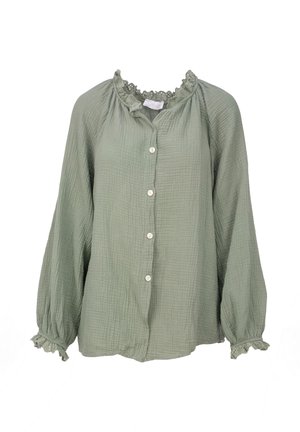 Blouse en tissu vert clair froissé avec manches longues bouffantes, col et poignets bordés de dentelle, et fermeture à boutons sur le devant avec cinq boutons.