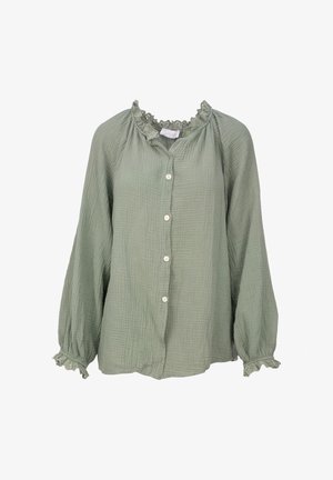 Blouse en tissu vert clair froissé avec manches longues bouffantes, col et poignets bordés de dentelle, et fermeture à boutons sur le devant avec cinq boutons.