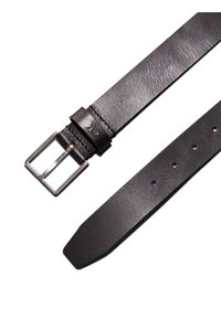 Zwarte leren riem met een gladde textuur, voorzien van een zilveren metalen gesp en meerdere gaten voor verstelbaarheid. Geëtst logo nabij de gesp.