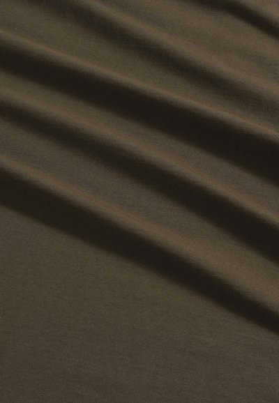 Tessuto verde oliva scuro con una texture morbida e liscia, che presenta sottili ondulazioni e pieghe, ideale per applicazioni di abbigliamento o tappezzeria.