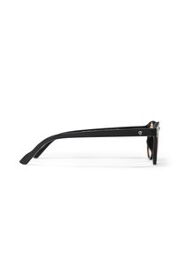 Μαύρα γυαλιά ηλίου με παχιά ορθογώνια σκελετό, που διαθέτουν ομαλή υφή και λεπτά, στενεύοντα μπράτσα. Εμφανές λογότυπο στην πλευρά του μπράτσου.
