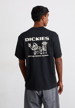 Zwart T-shirt met korte mouwen, voorzien van witte grafische tekst en een cartoon op de rug. Eenvoudig ontwerp met ronde hals, gemaakt van katoen.