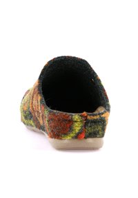 Scarpa slip-on in lana con un motivo multicolore che presenta tonalità di arancione, giallo e verde. Suola in gomma, retro arrotondato e texture morbida.