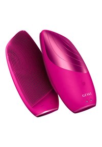 Elektrisk hårborste i ljusrosa plast, med strukturerade piggar på ena sidan och en slät yta med knappar på den andra.