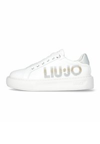 Sneaker in pelle bianca con piattaforma testurizzata, caratterizzata da "LIU•JO" in accenti argento e beige, punta tonda e design liscio con lacci.