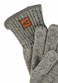 Gants en tricot gris avec un poignet côtelé et un patch en cuir marron, fabriqués à partir d'un tissu texturé et doux pour offrir chaleur et confort.