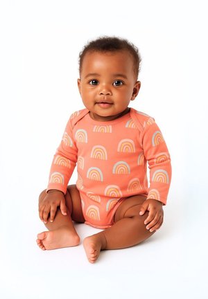 Pajama z dolgimi rokavi v breskovo barvi z vzorcem mavrice. Narejena iz mehke tkanine, ima okrogle izreze in pritiske na dnu za enostavno oblačenje.