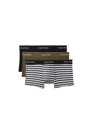 Tres pares de bóxers Calvin Klein para hombre en negro, verde oliva y con rayas horizontales en blanco y negro.