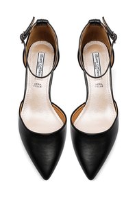 Scarpe con tacco alto in pelle nera con design a punta, apertura sul retro e cinturino alla caviglia. La soletta ha una finitura metallica testurizzata.