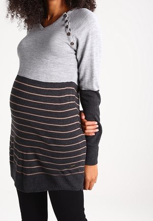Zwangerschapstrui met een grijze bovenkant en een donkergrijze gestreepte body met roze strepen. V-hals en knoopdetails op de schouder.