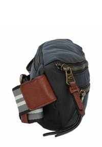 Zwarte gewatteerde tas met twee ritsen, bruine leren accenten en een grijs gestreepte schouderband. Zachte textuur, compact formaat en functioneel ontwerp.