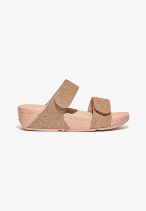 Roze slide sandalen met twee verstelbare glinsterende gouden bandjes, textiel en een gewatteerde wigzool. Lichtgewicht en gevormd ontwerp.