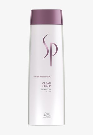 Wysoka biała butelka szamponu z fioletową nakrętką, oznaczona etykietą "SP Clear Scalp Shampoo" oraz logo "Wella Professionals" na dole.