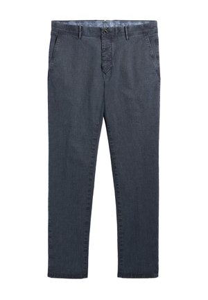 Pantalones casuales gris oscuro con botón y cremallera delanteros, trabillas para cinturón y bolsillos laterales, extendidos sobre un fondo blanco.