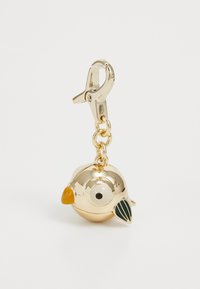 Gouden sleutelhanger in de vorm van een vogel met een glanzende afwerking, met een oranje snavel, zwart oog en een groen accent op de vleugel. Inclusief een clipbevestiging.