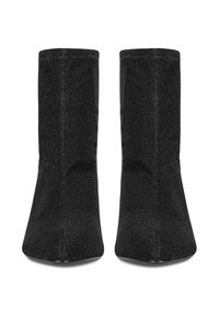 Černé, texturované kotníkové boty s elegantním designem a špičatou špičkou. Vyrobené z třpytivého materiálu, s vysokým, těsným svrškem.