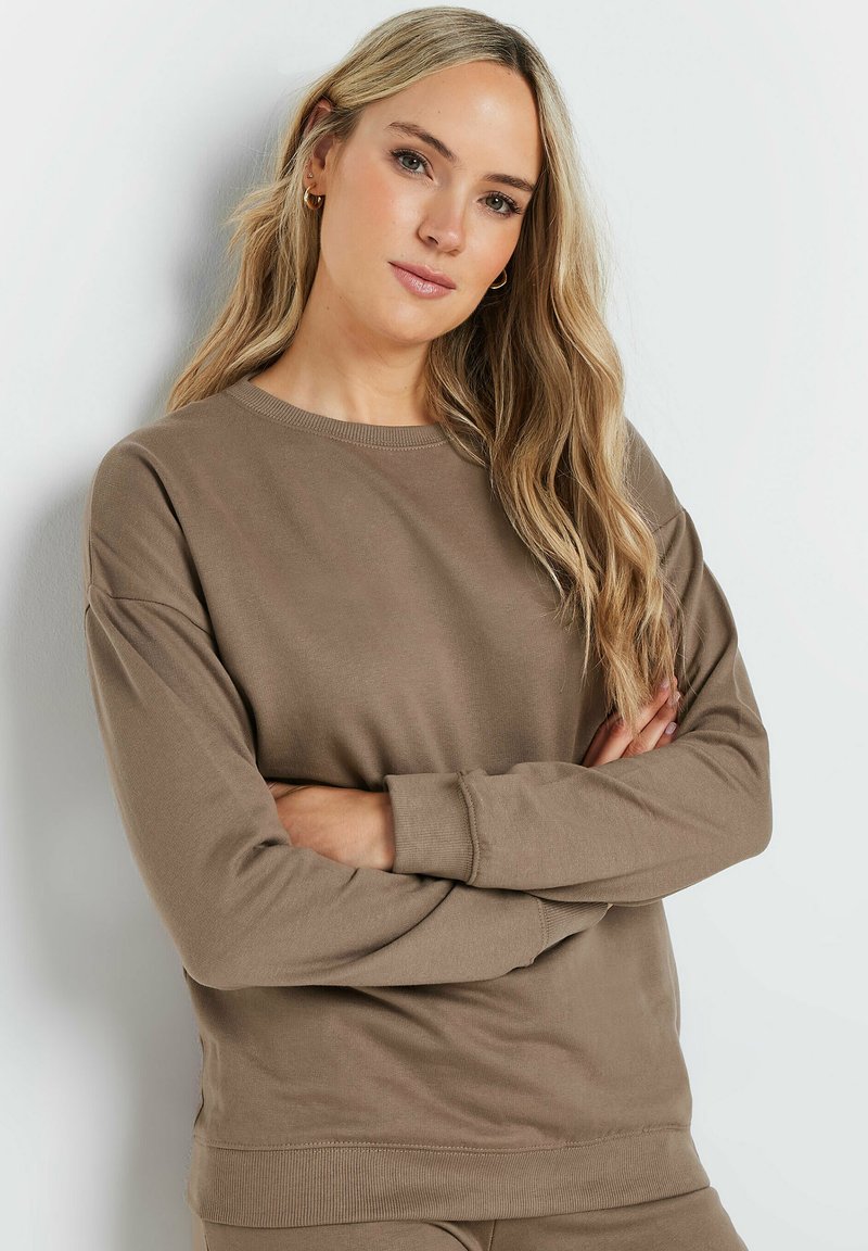 Felpa marrone realizzata in tessuto morbido, con scollo rotondo e maniche lunghe con polsini a coste. Design semplice senza motivi o dettagli.