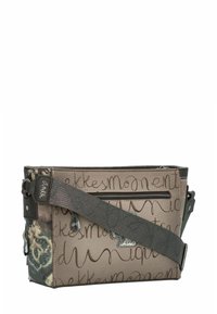 Braune synthetische Tasche mit einer strukturierten Oberfläche, einer vorderen Reißverschlusstasche und einem bedruckten Design mit geschwungener Schrift; inklusive einem abnehmbaren, verstellbaren Tragegurt.