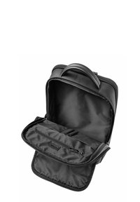 Czarna syntetyczna torba z zamkiem błyskawicznym na górze, z otwartym wnętrzem. Zawiera zamykaną kieszeń oraz elastyczne paski do organizacji.