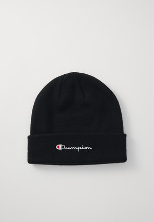 Berretto lavorato a maglia nero con risvolto. Presenta il logo "Champion" ricamato in bianco con un emblema colorato. Texture morbida e vestibilità aderente.